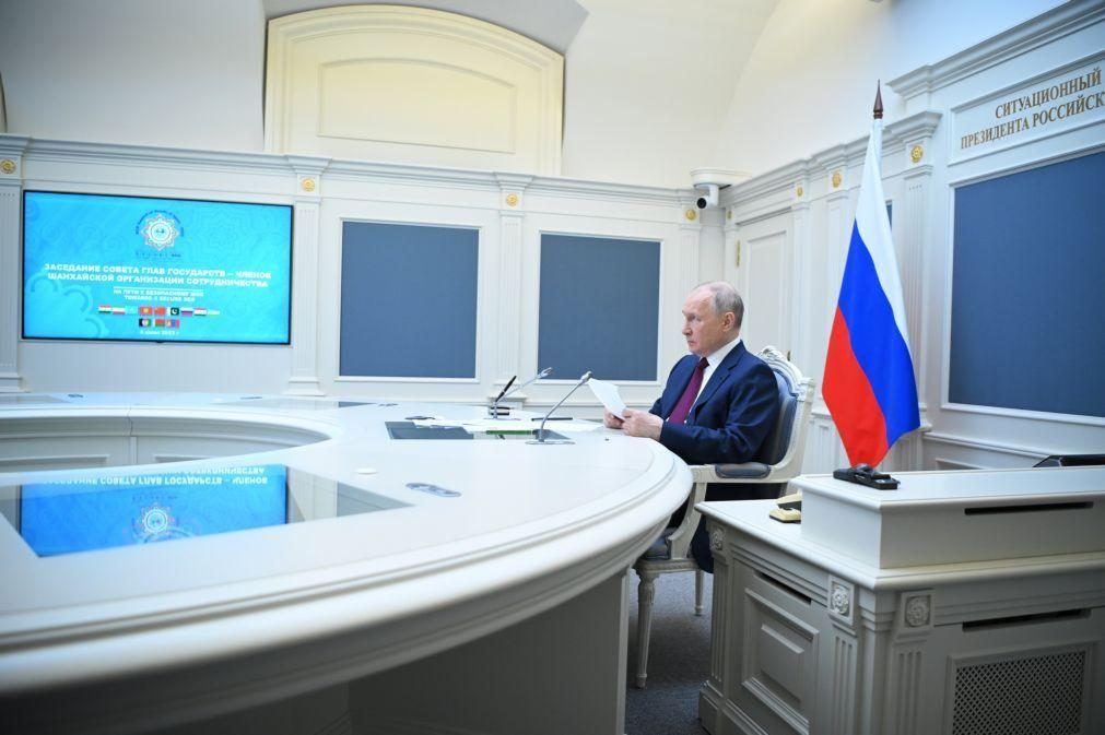 Putin garante que Rússia vai continuar a resistir a pressões internacionais