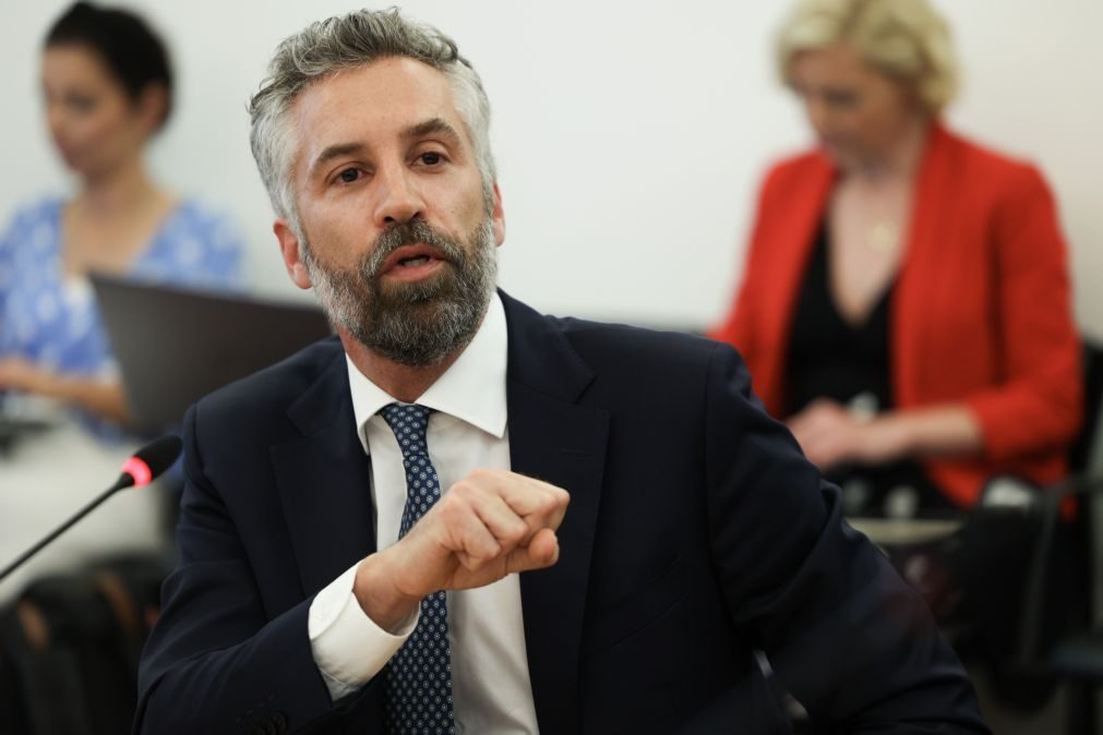 Pedro Nuno Santos regressa ao Parlamento e diz-se candidato...