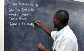 Governo moçambicano admite atrasos no pagamento de horas extras a professores