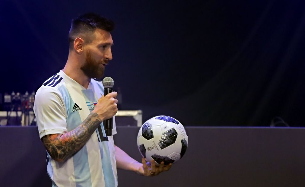 Messi, Zidane e antigas estrelas do futebol apresentam bola do Mundial 2018