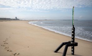 Marégrafo para medir as marés em praia da Figueira da Foz soterrado pela areia