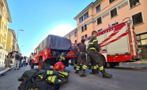 Seis mortos e mais de 80 feridos em incêndio num lar em Milão