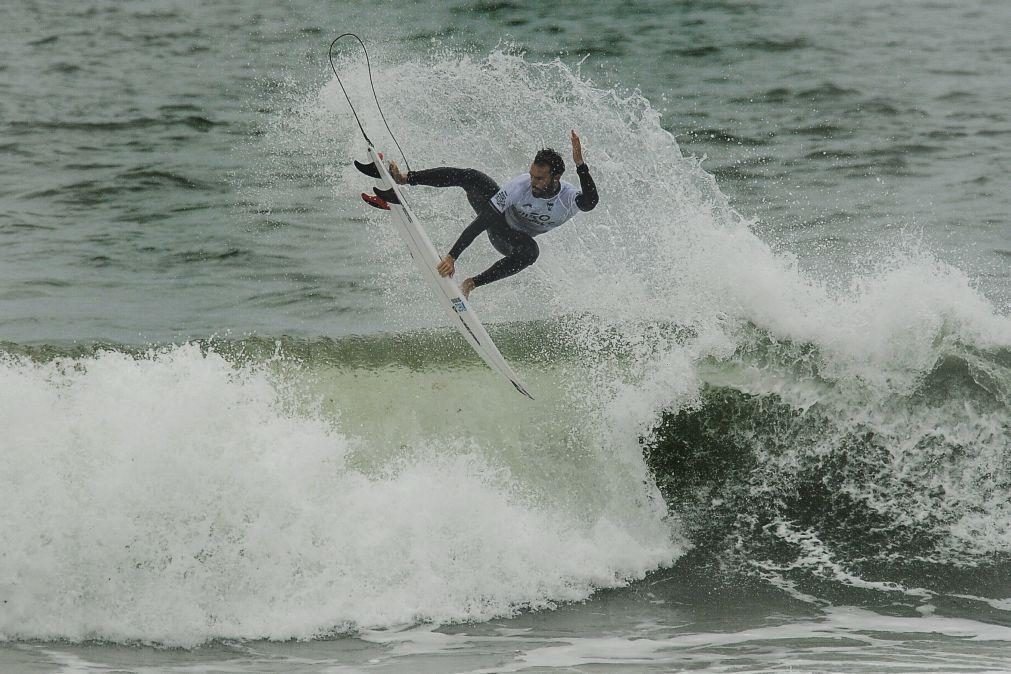 Frederico Morais avança para as 'meias' do Ballito Pro de surf na África do Sul