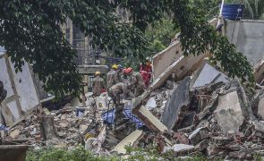 Pelo menos um morto e 16 desaparecidos em derrocada de prédio no Brasil