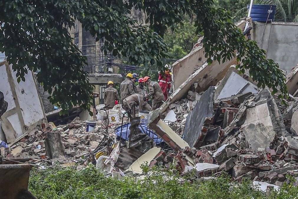 Buscas após desabamento de prédio no Brasil terminam com 14 mortos