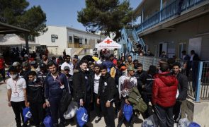 Quase 1.900 pessoas voltam a sobrelotar centro de acolhimento de migrantes de Lampedusa