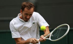 Medvedev apura-se para os quartos de final de Wimbledon