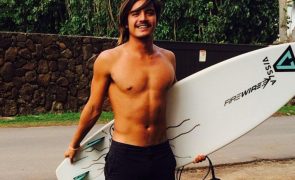 Surfista havaiano Mikala Jones perde vida de forma trágica
