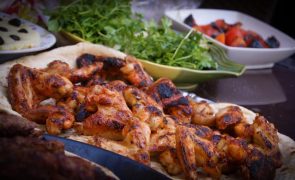 Cozinhar - Este é o motivo pelo qual não deve lavar o frango antes de cozinhar