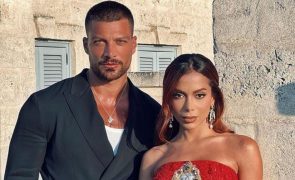 Apaixonada, Anitta e ator de 365 dias de mãos dadas em evento