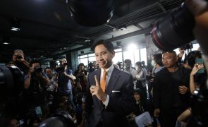 Comissão eleitoral tailandesa recomenda suspensão de vencedor das legislativas de maio