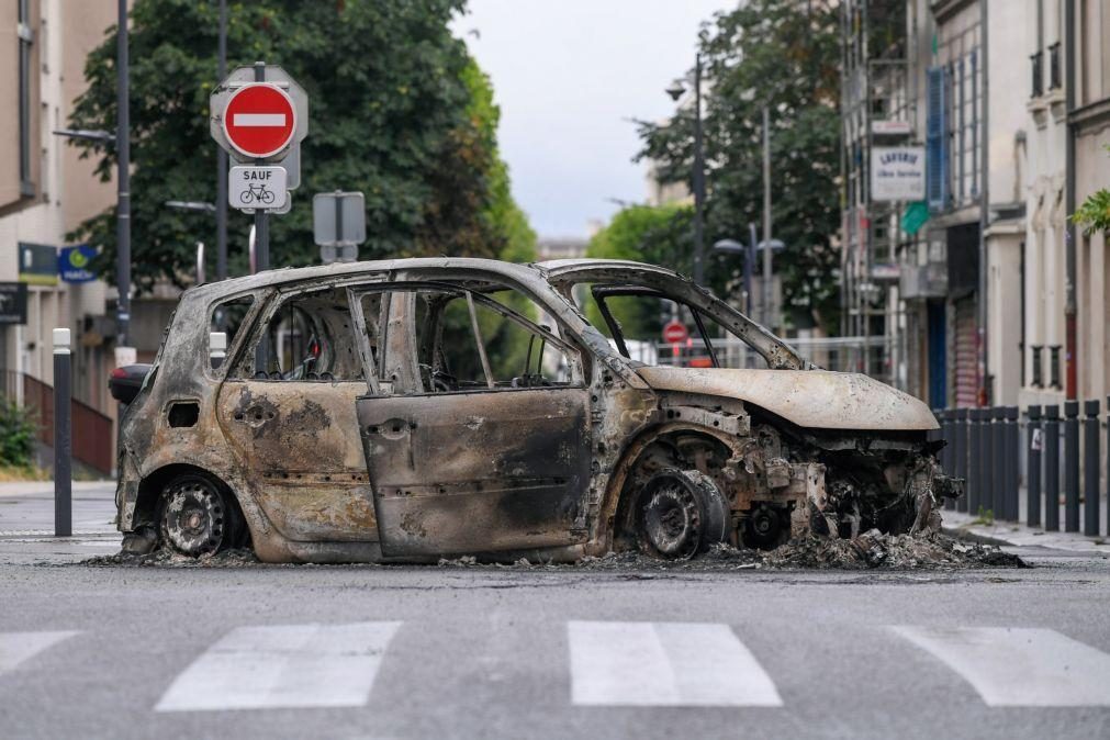 Pelo menos 96 detidos e 255 carros queimados na noite do feriado nacional francês