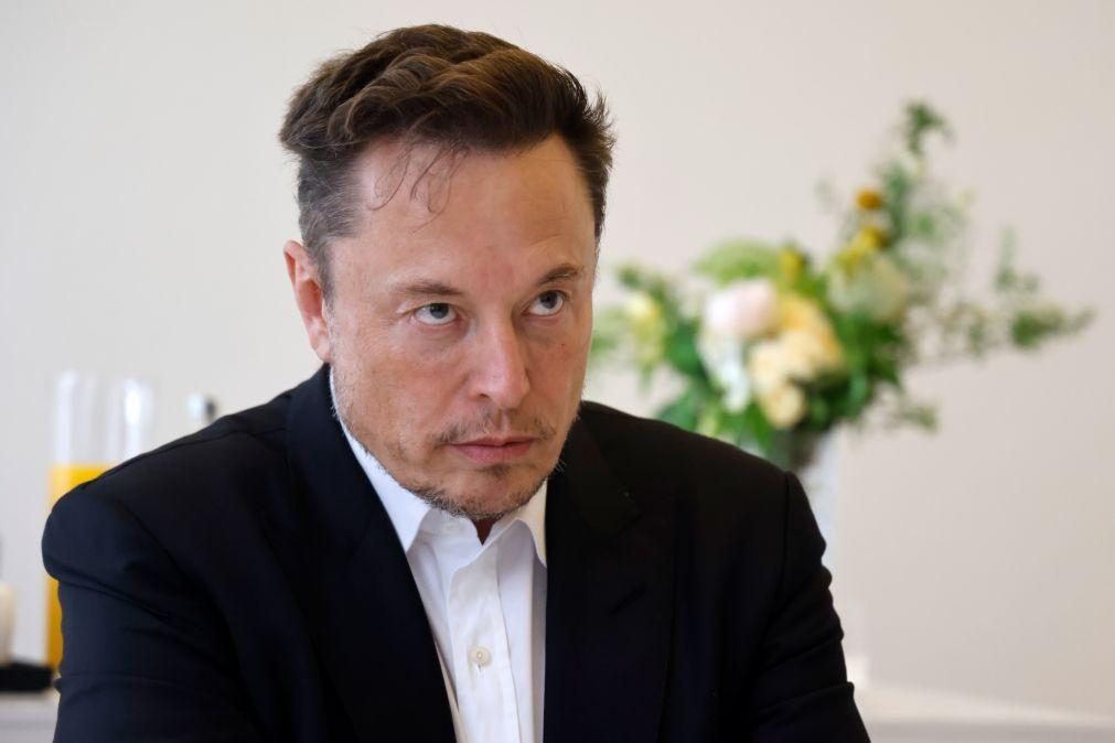 Elon Musk diz que Twitter perdeu metade das receitas publicitárias
