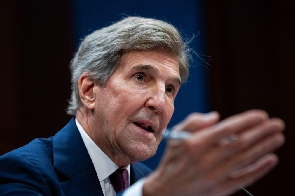 John Kerry na China para retomar as conversações sobre o clima