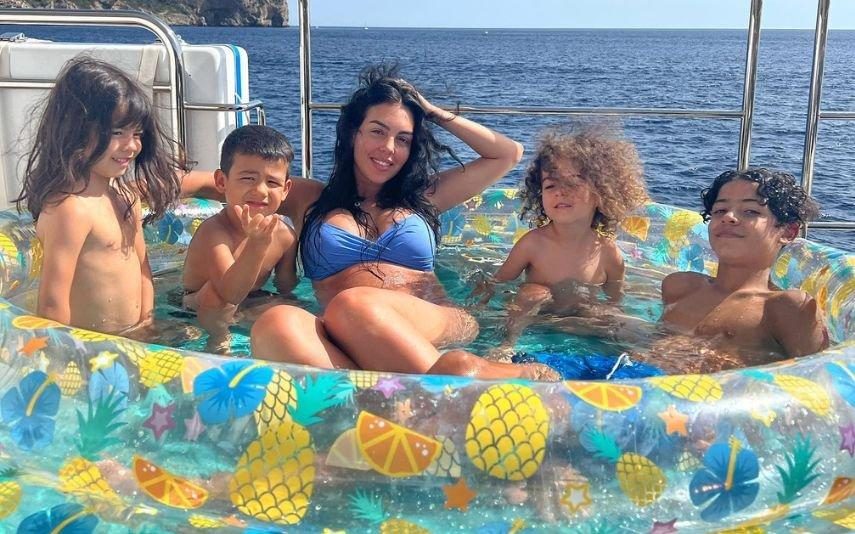 Georgina Rodriguez Mostra vídeo ternurento das filhas a trocarem mimos: 