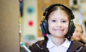 Crianças aprendem melhor Matemática quando estudam a ouvir música