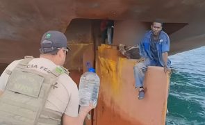 Nigerianos atravessam o oceano em leme de navio e pedem refúgio ao Brasil