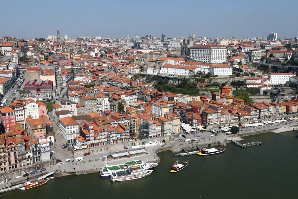 Centenas de músicos do Stop ocupam Rua do Heroísmo no Porto