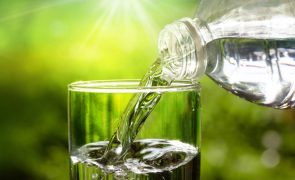 Saúde - 5 sinais de que não está a beber água suficiente
