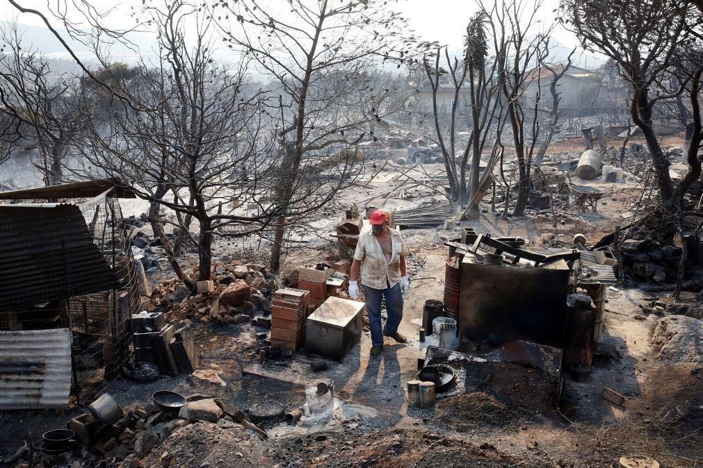 Centenas de bombeiros travam