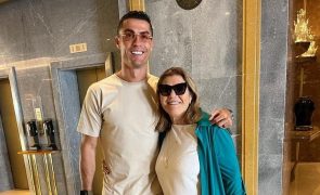 Cristiano Ronaldo Só mimos! Dolores Aveiro despede-se antes da longa viagem do craque