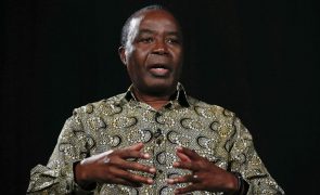 Ex-PM angolano diz que proposta de destituição de João Lourenço alerta para 