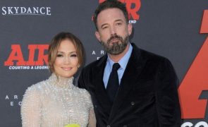 Jennifer Lopez - Irritada por não entrar no ginásio, cantora é mal-educada