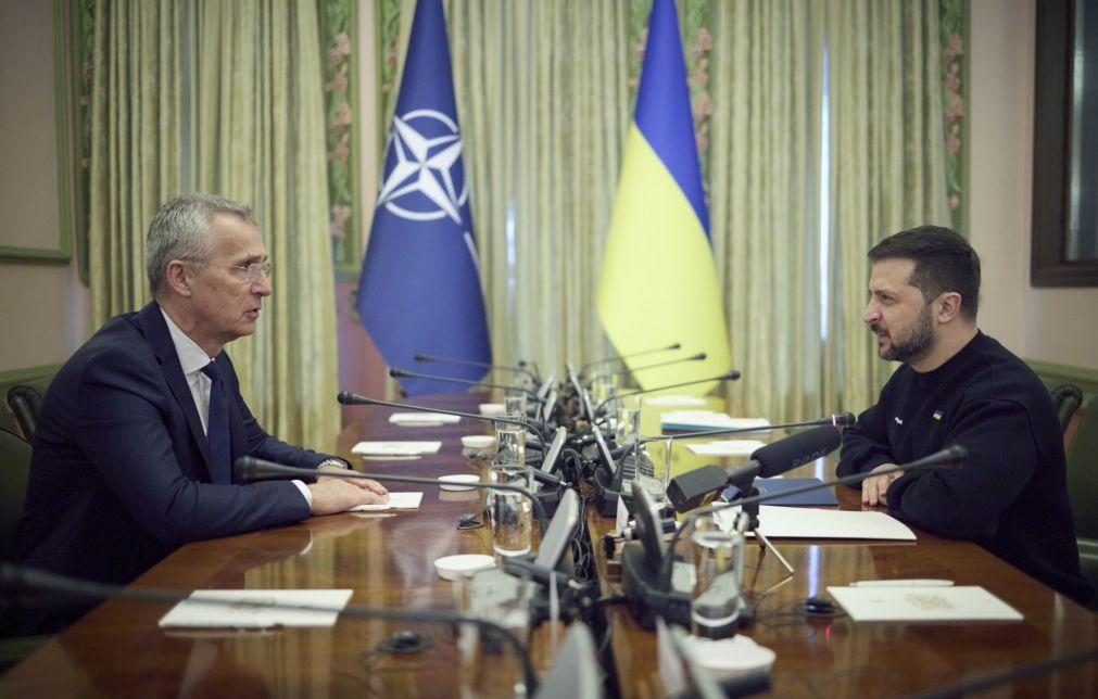 Zelensky analisou desbloqueio de corredor de cereais com Stoltenberg