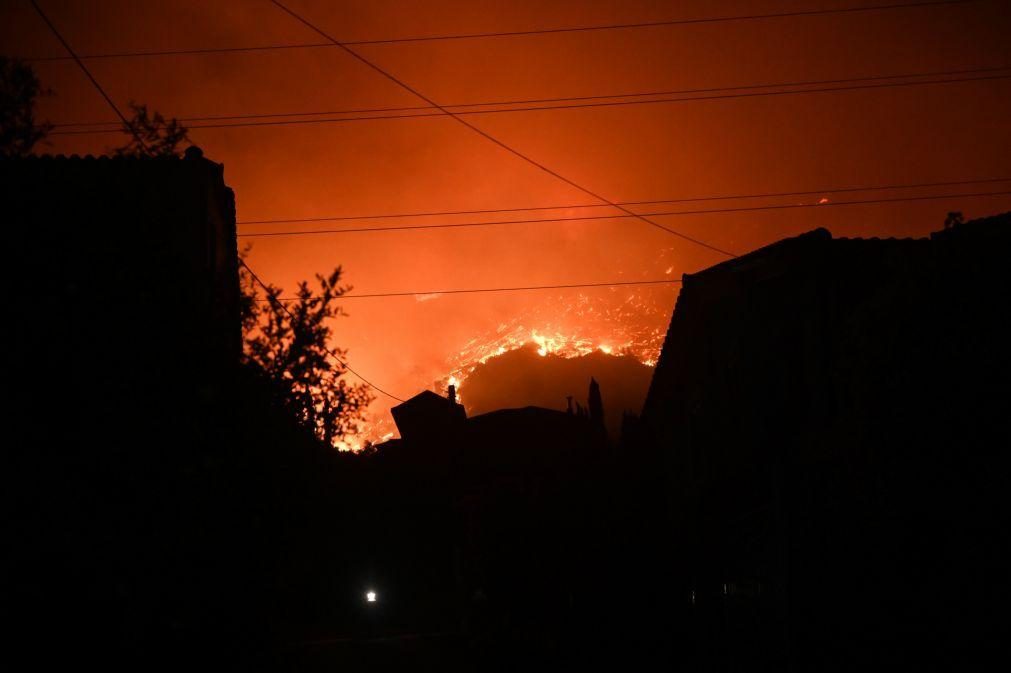 Incêndio leva à retirada preventiva de cerca de 2.500 pessoas da ilha grega de Corfu