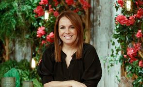 Tânia Ribas De Oliveira Assinala aniversário de casamento com foto rara. 