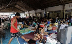 Tufão Doksuri passa a tempestade tropical ao afastar-se do sul da China