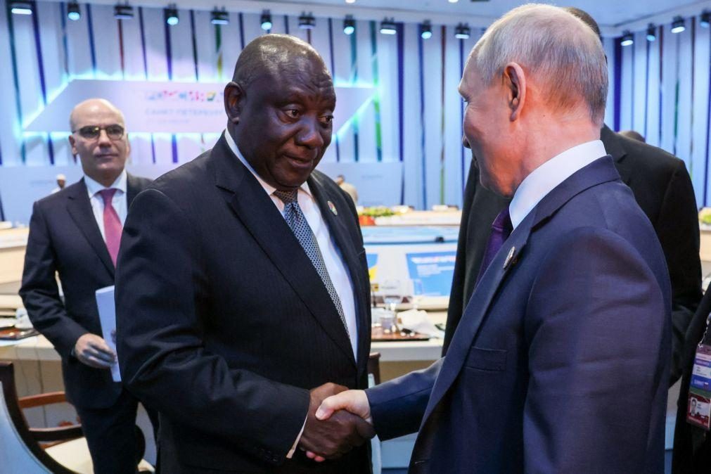 PR sul-africano diz a Putin que conflito com a Ucrânia deve ser resolvido pacificamente