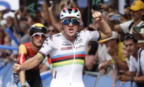 Remco Evenepoel despede-se do arco-íris com 'tri' na Clássica de San Sebastián