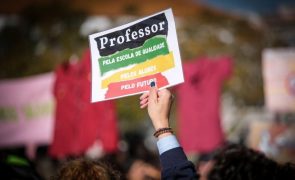 Professores sobrecarregados com burocracia e preocupados com progressão
