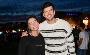 Carolina Carvalho 'Veste-se' à David Carreira e surpreende cantor com atuação inesquecível