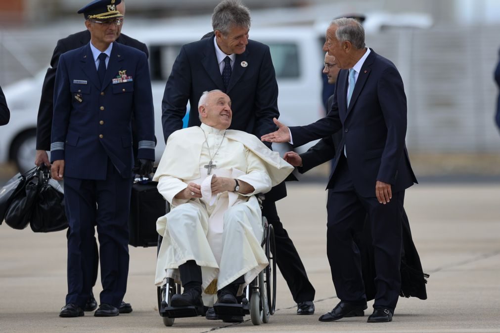 Papa distribuiu sorrisos, bênçãos e até fez piadas a jornalistas no voo