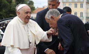 Papa Francisco recebido em Belém após aterrar em Lisboa