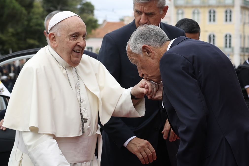 Papa Francisco recebido em Belém após aterrar em Lisboa