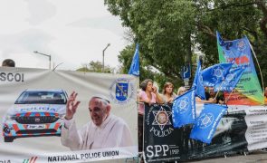 Polícias exigem melhores salários enquanto Papa é recebido pelo PR em Lisboa