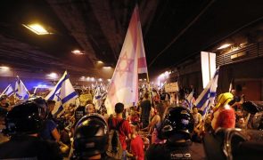 Milhares de manifestantes protestam em Telavive contra a reforma judicial israelita