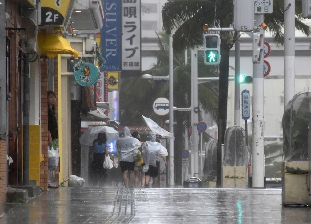 Passagem do tufão Khanun pelo Japão causa dois mortos e 60 feridos