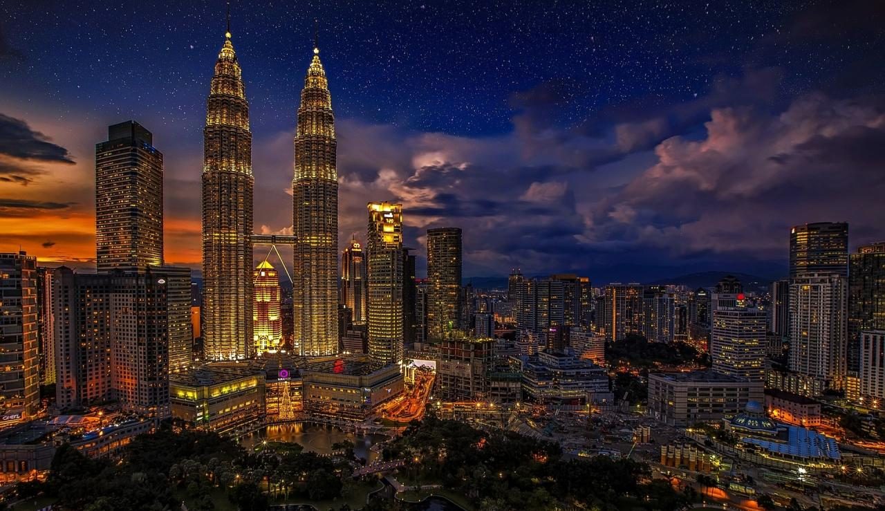 Viagens - Os templos, as cavernas, o centro histórico e a gastronomia de Kuala Lumpur