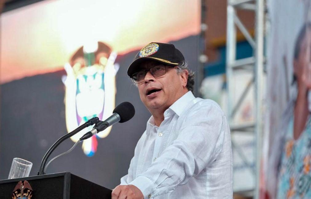 Presidente da Colômbia diz que vai ficar até 2026 apesar de acusação do filho