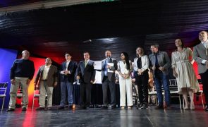 Oposição venezuelana assina acordo de governo e quer eliminar reeleição presidencial