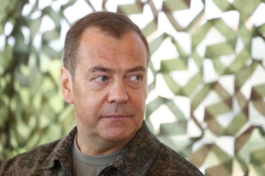 Medvedev acusa Ucrânia de querer provocar