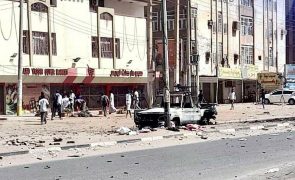 Vinte civis mortos após confrontos entre exército e forças paramilitares no Sudão