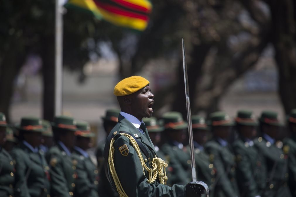 Exército do Zimbabué nega golpe e garante que Presidente se encontra em segurança