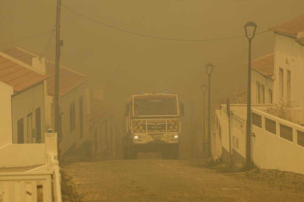 Prioridade é evitar que vento leve fogo de Odemira para serra de Monchique