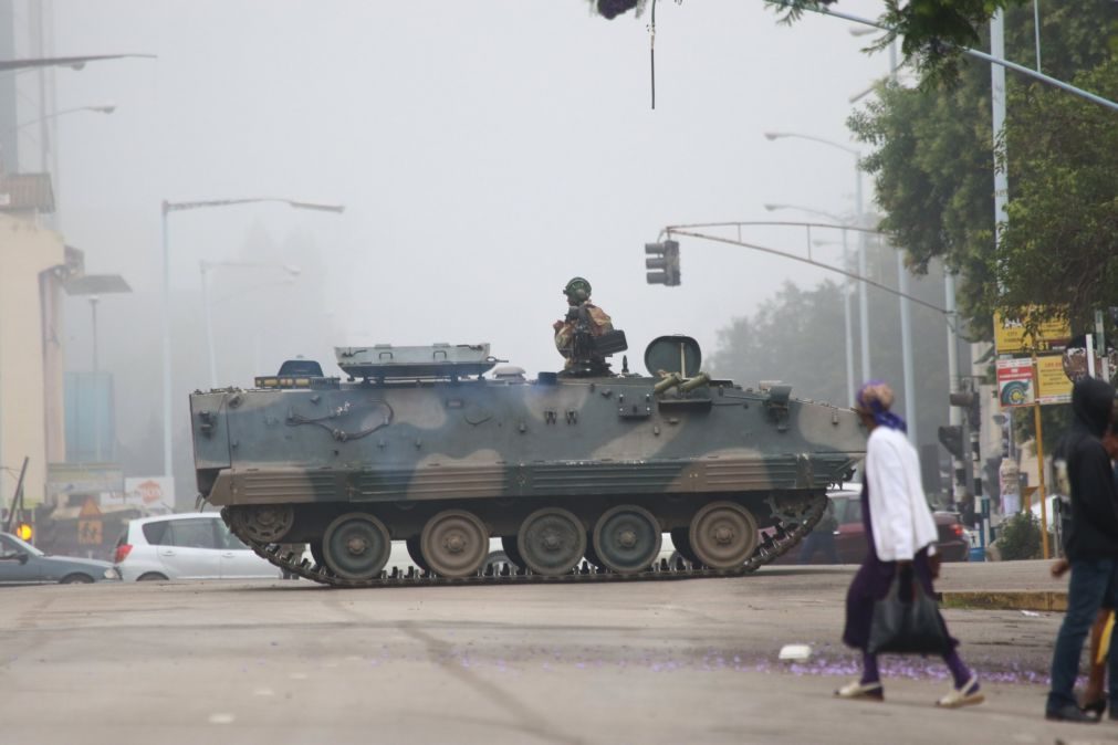Exército do Zimbabué tem Mugabe e a mulher sob custódia e controla a capital
