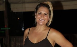 Katia Aveiro 'Perseguida' por fã aceita tirar fotografia: 